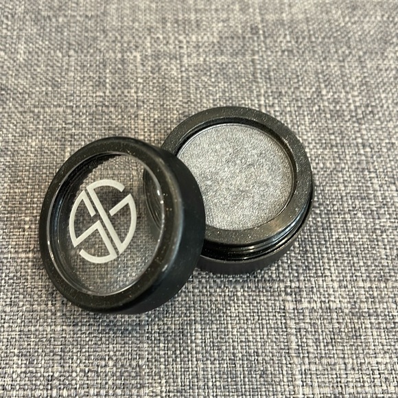 Studio Gear “Fade to Black” Eyeshadow - Picture 1 of 3
